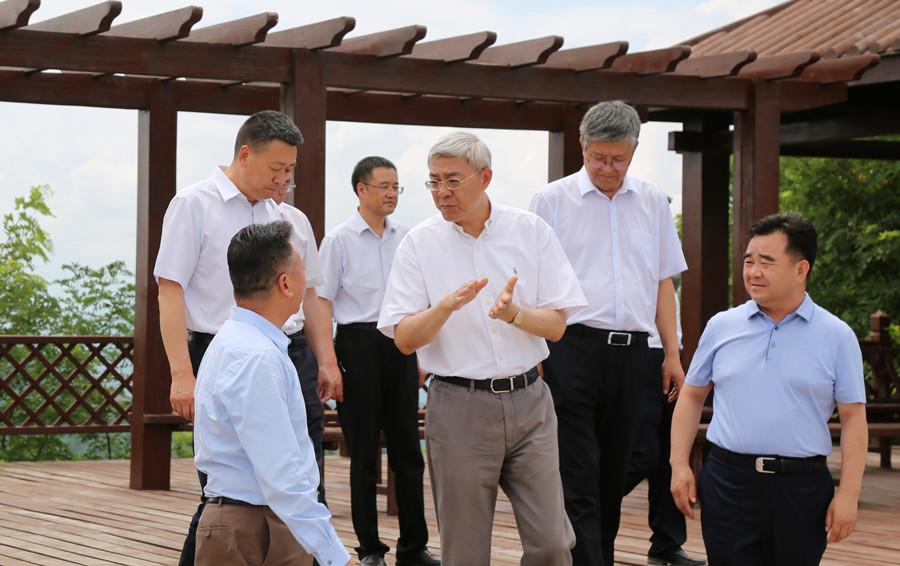 7-2021年7月，中共中央委員、時任甘肅省委書記尹弘蒞臨金徽股份調(diào)研指導防災減災和綠色礦山建設情況。.jpg