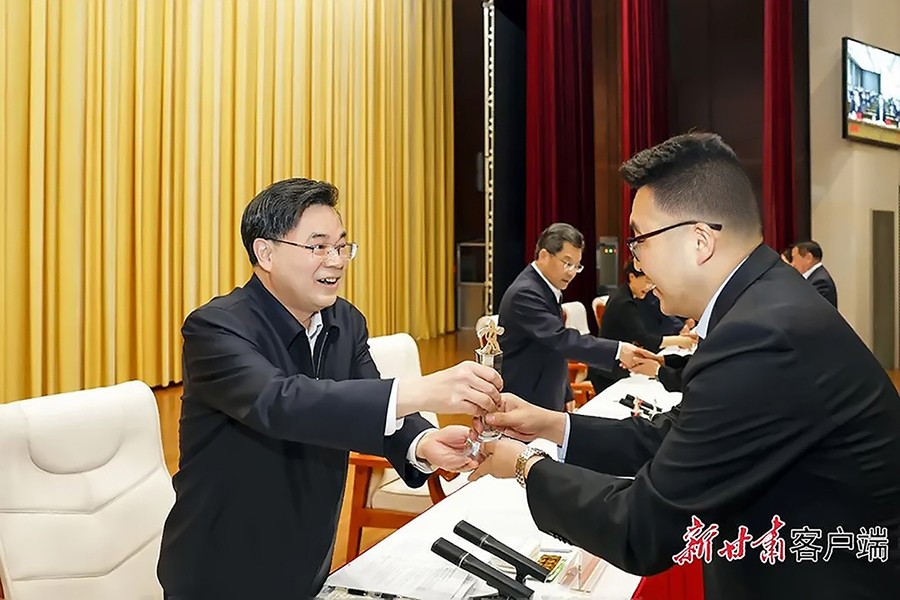 2-2023年5月，省委書記、省人大常委會主任胡昌升為金徽礦業(yè)旅游景區(qū)授“全省文化旅游發(fā)展突出貢獻集體獎”。.jpg