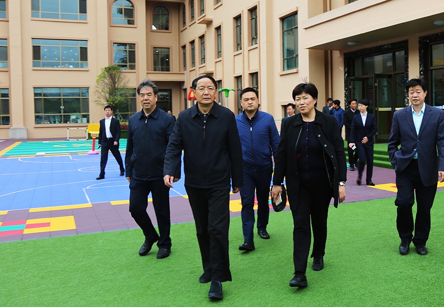 5-2018年4月，時任省政協(xié)主席、黨組書記歐陽堅蒞臨金徽企業(yè)視察。.jpg
