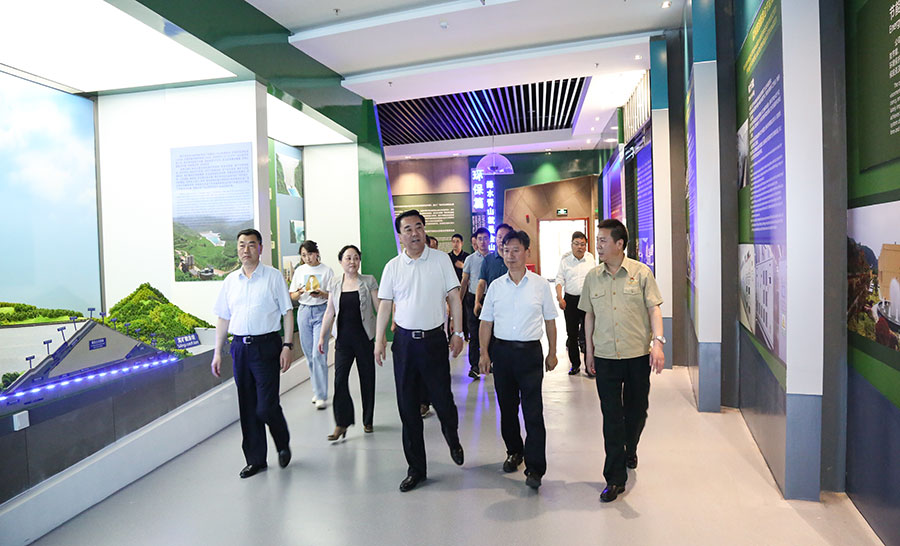 14-2021年6月，時任省委常委、省委統(tǒng)戰(zhàn)部部長馬廷禮蒞臨金徽股份調(diào)研。.jpg