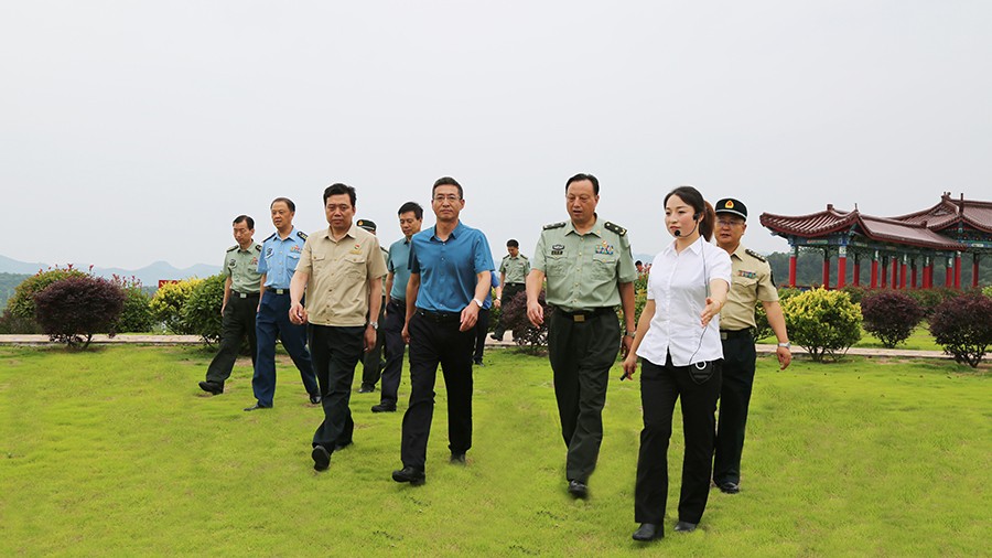 17-2020年7月，省委常委、省軍區(qū)司令員王文清蒞臨金徽股份調(diào)研企業(yè)編兵和綠色礦山建設工作是表示：金徽股份將民兵作為企業(yè)應急救援力量的一員，充分發(fā)揮了民兵作用，立起了在企業(yè)編兵的標桿。.jpg