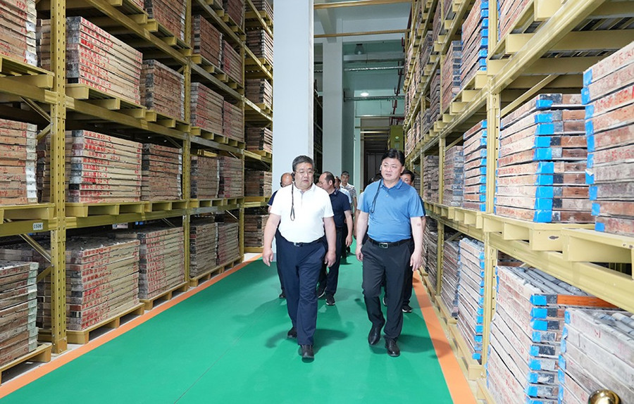 51-2022年6月，省農(nóng)業(yè)農(nóng)村廳一級巡視員朱寶瑩蒞臨金徽股份調(diào)研綠色礦山建設工作。.jpg