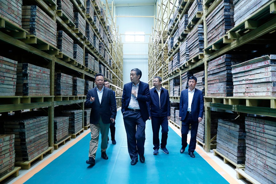 55-2019年4月，全國綠色礦山建設標準解讀與經(jīng)驗交流研討會——綠色礦業(yè)發(fā)展萬里行（隴南站）活動在金徽股份舉辦。中國礦業(yè)聯(lián)合會黨委書記、會長彭齊鳴出席主持會議，并就金徽股份的綠色礦山建設情況進行調(diào)研。.jpg