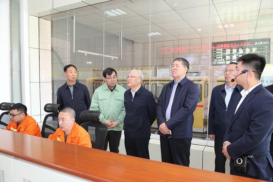 全國政協(xié)常委，省政協(xié)副主席，民進中央常委、甘肅省主委尚勛武調(diào)研金徽股份時強調(diào)，要加強科技創(chuàng)新與人才培養(yǎng)。-900.jpg